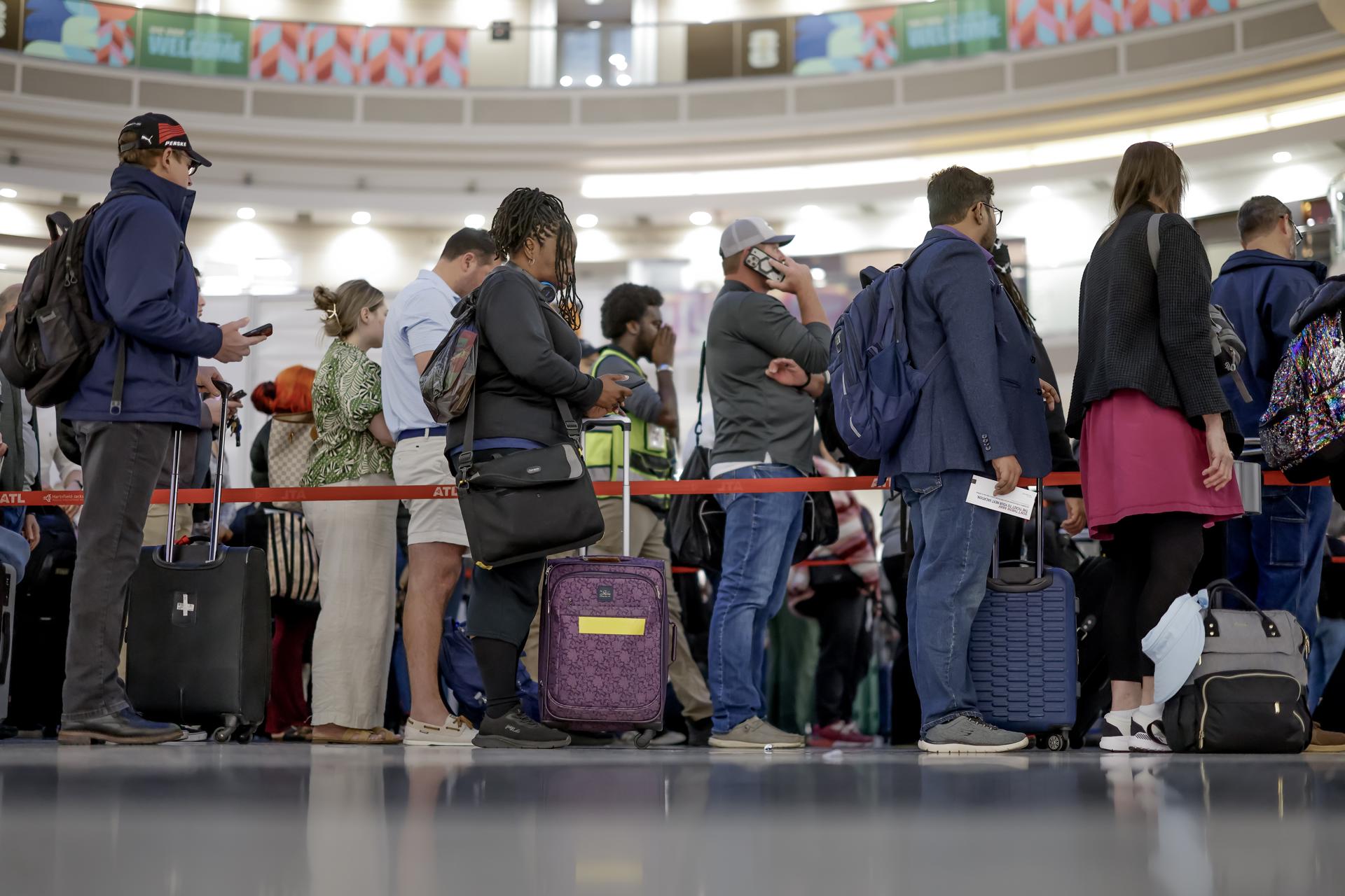 EE. UU. desplegará mañana a ICE en los aeropuertos para ayudar en los controles de seguridad
