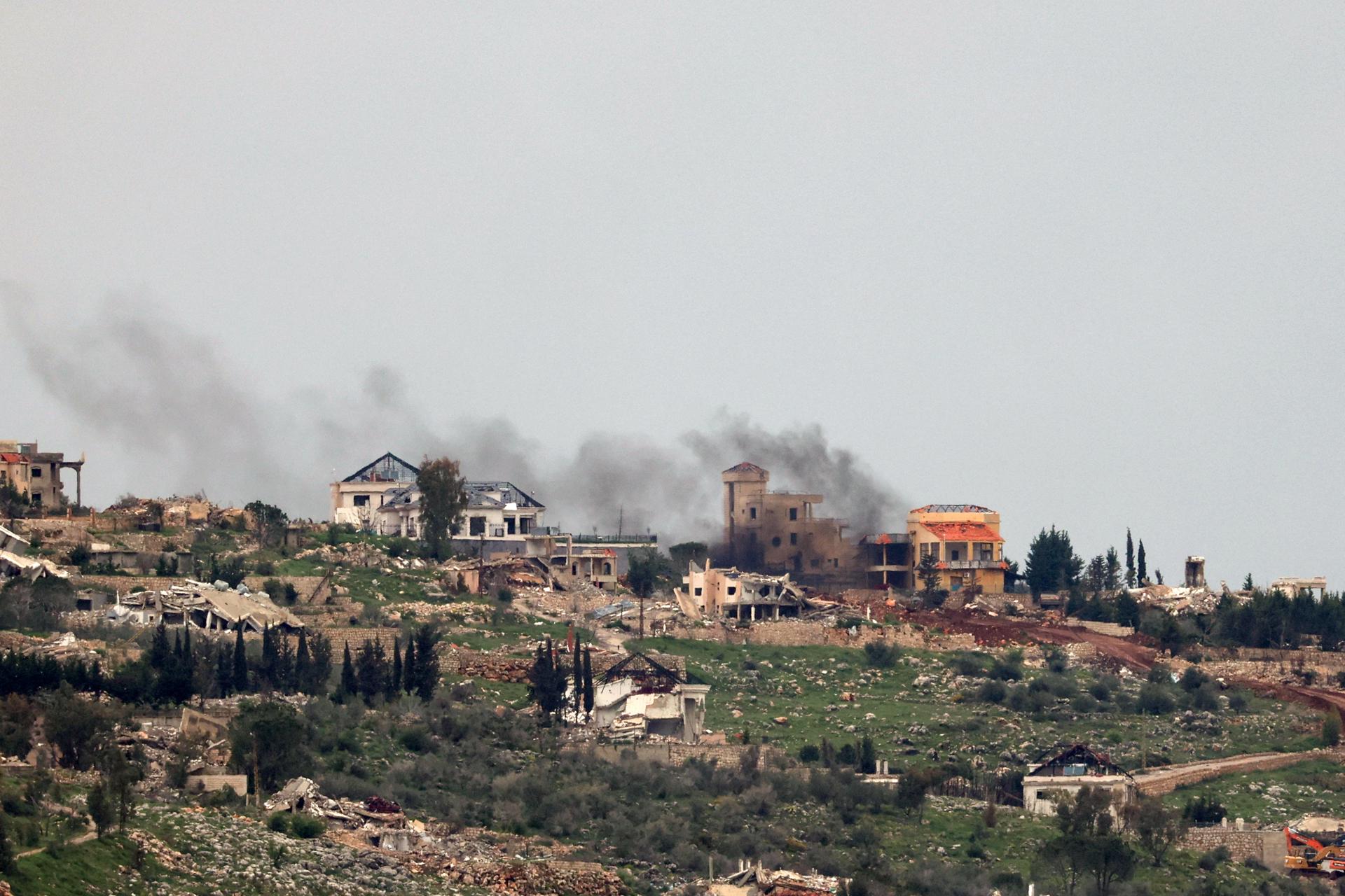 Israel derribará viviendas en Líbano y la guerra sigue pese a llamados de paz