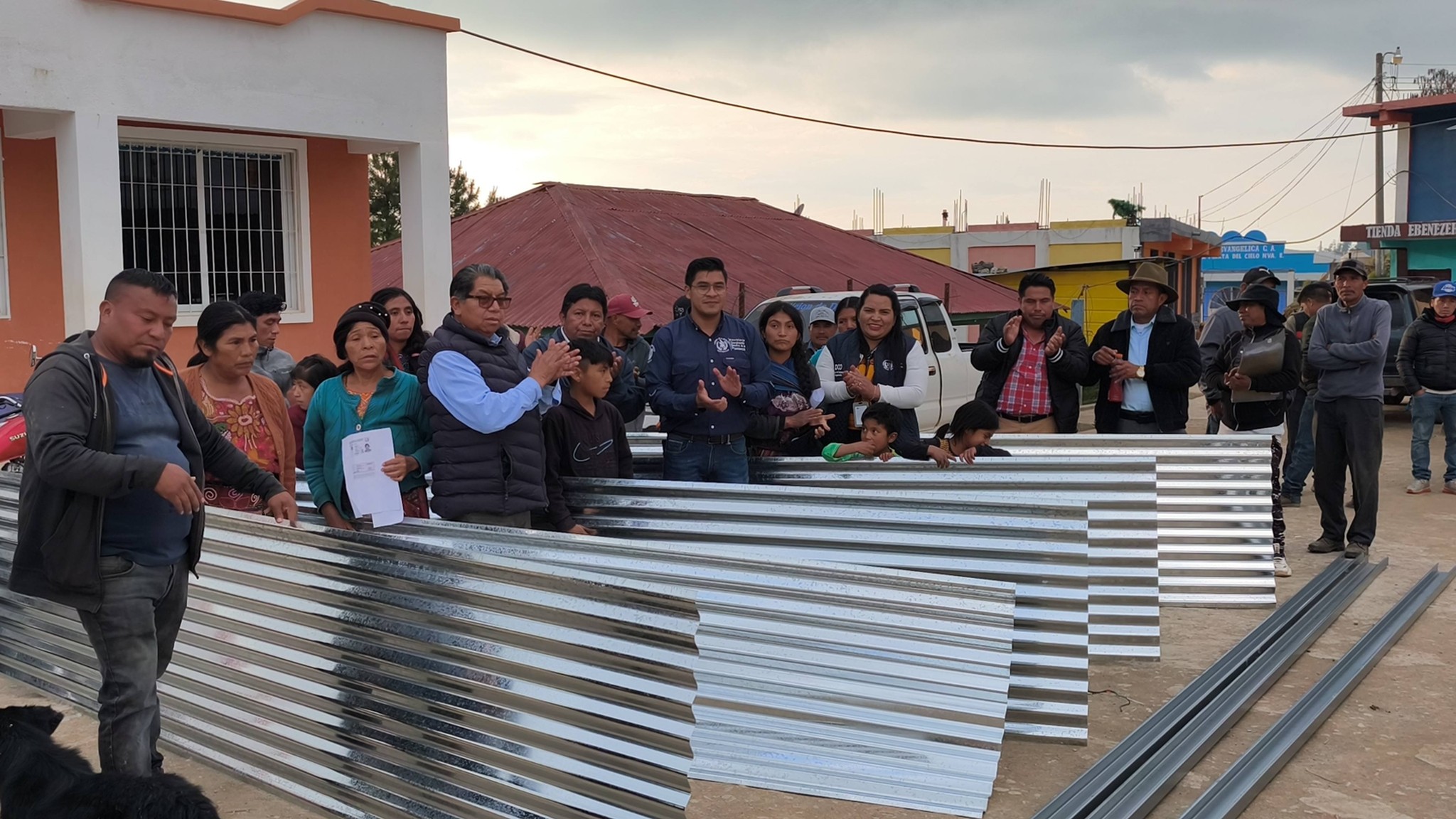 Entregan materiales para la construcción de techos mínimos en Concepción Tutuapa, San Marcos