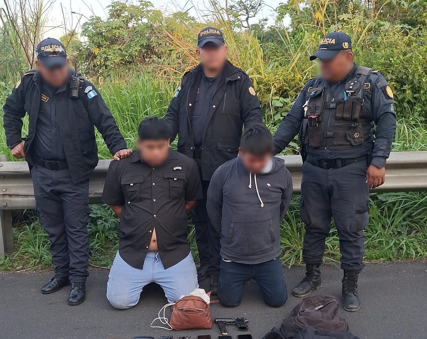 PNC captura a dos hombres cuando asaltaban a pasajeros de autobús en Escuintla