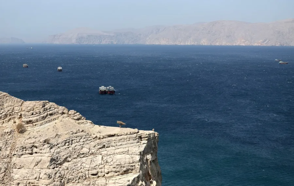 Irán dice que será posible “el paso seguro” por el estrecho de Ormuz durante dos semanas