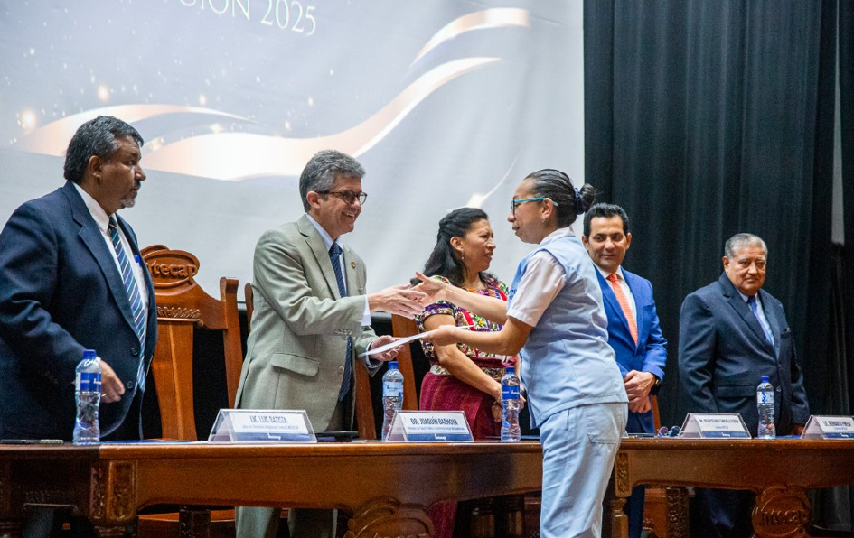 Gradúan a la primera promoción de auxiliares de enfermería en el Intecap