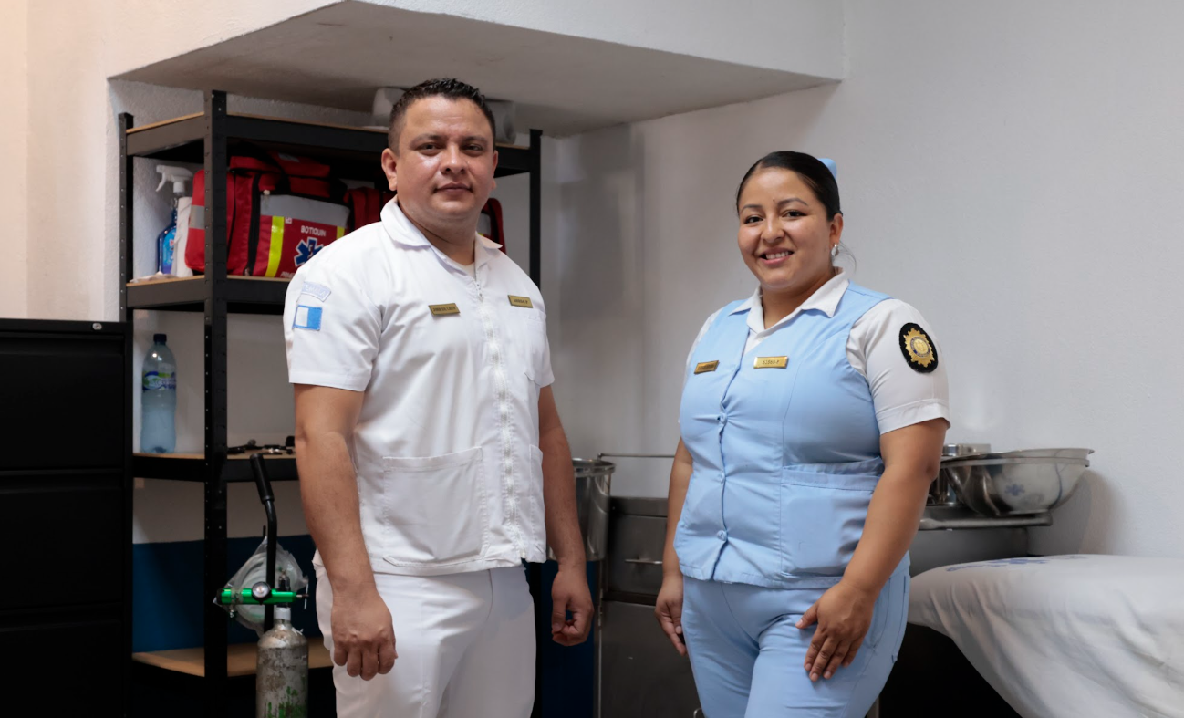 Inauguran clínica policial y condecoran a agente caído en Retalhuleu