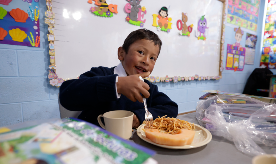 Cerca de 3.2 millones de estudiantes en el sector público oficial acceden a la alimentación escolar