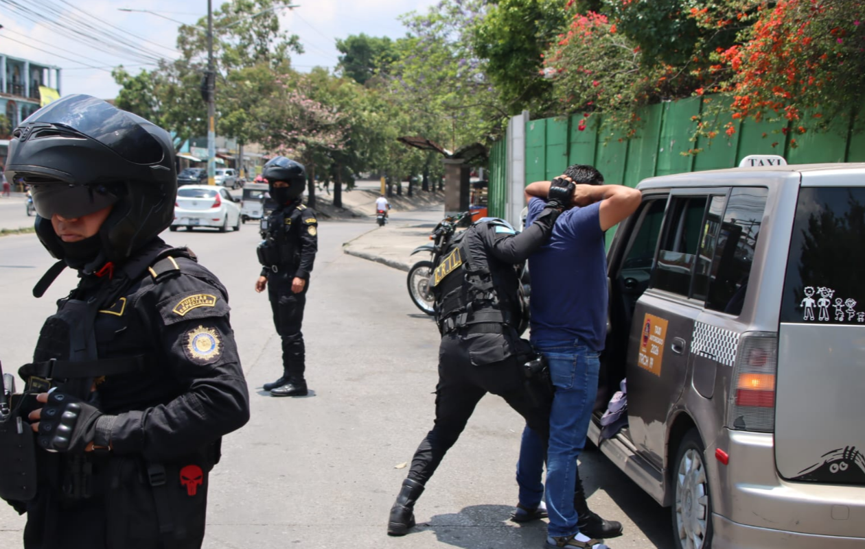 PNC lleva a cabo operativos contra taxis piratas en la zona 6
