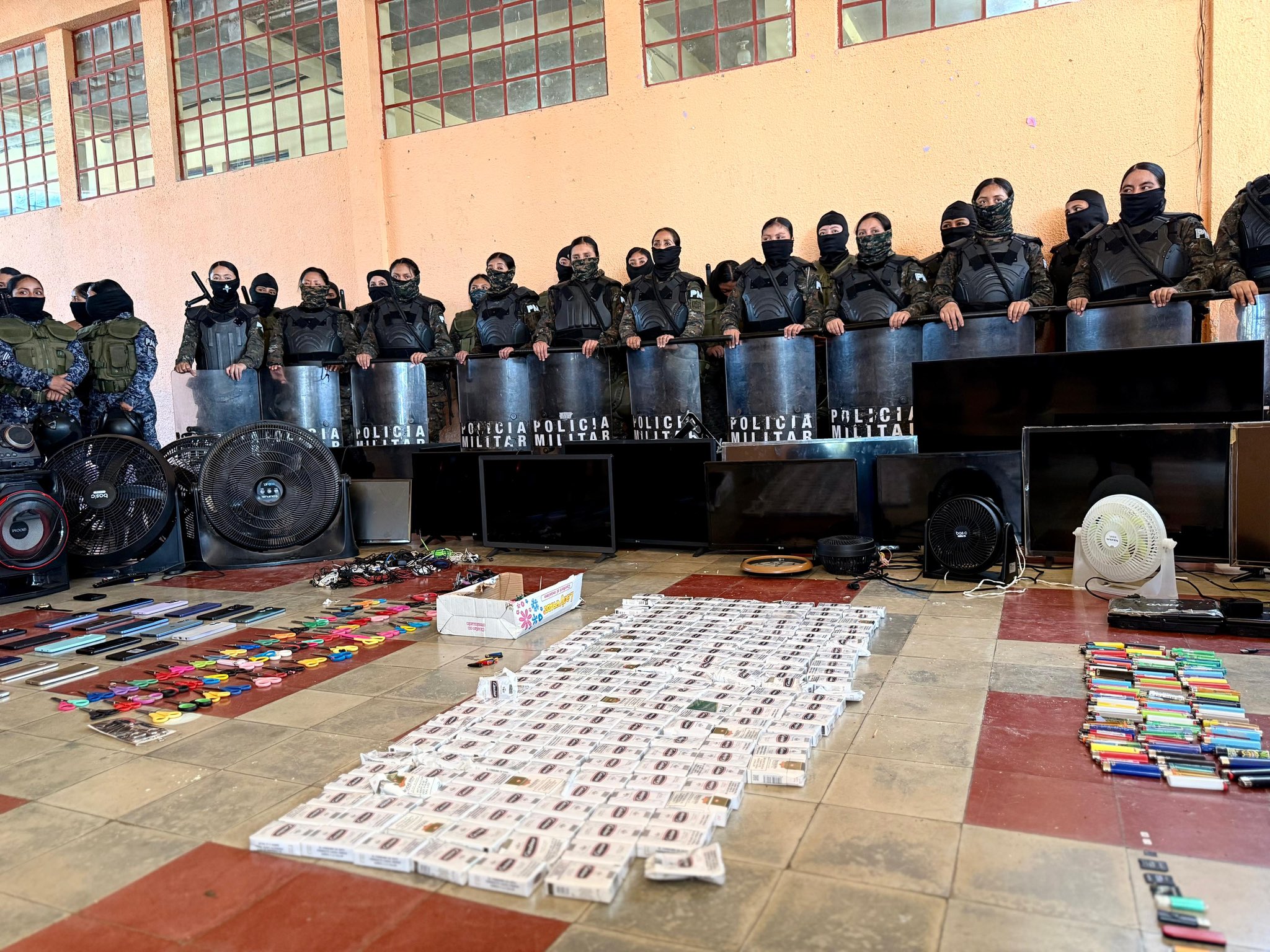 Requisa en Centro de Orientación Femenino deja teléfonos celulares y armas punzocortantes incautadas