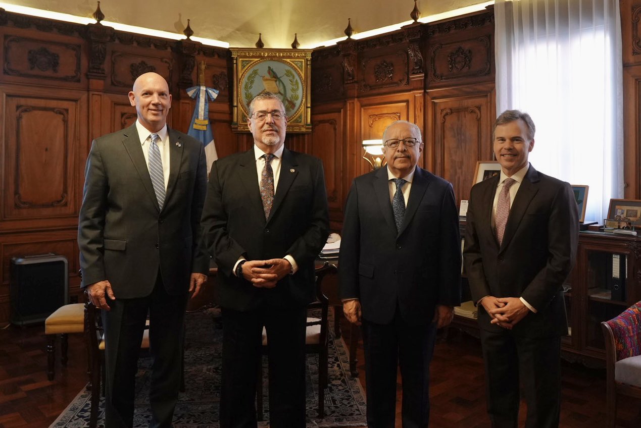 Presidente se reúne con los encargados de Negocios de Estados Unidos