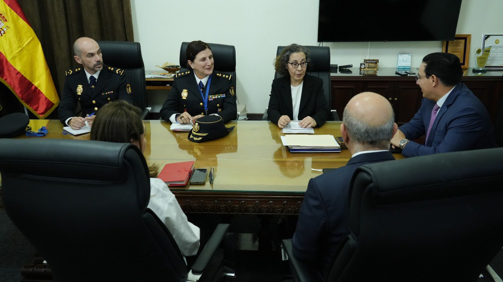 Ministro de Gobernación conversa con nueva consejera del Interior de la Embajada de España