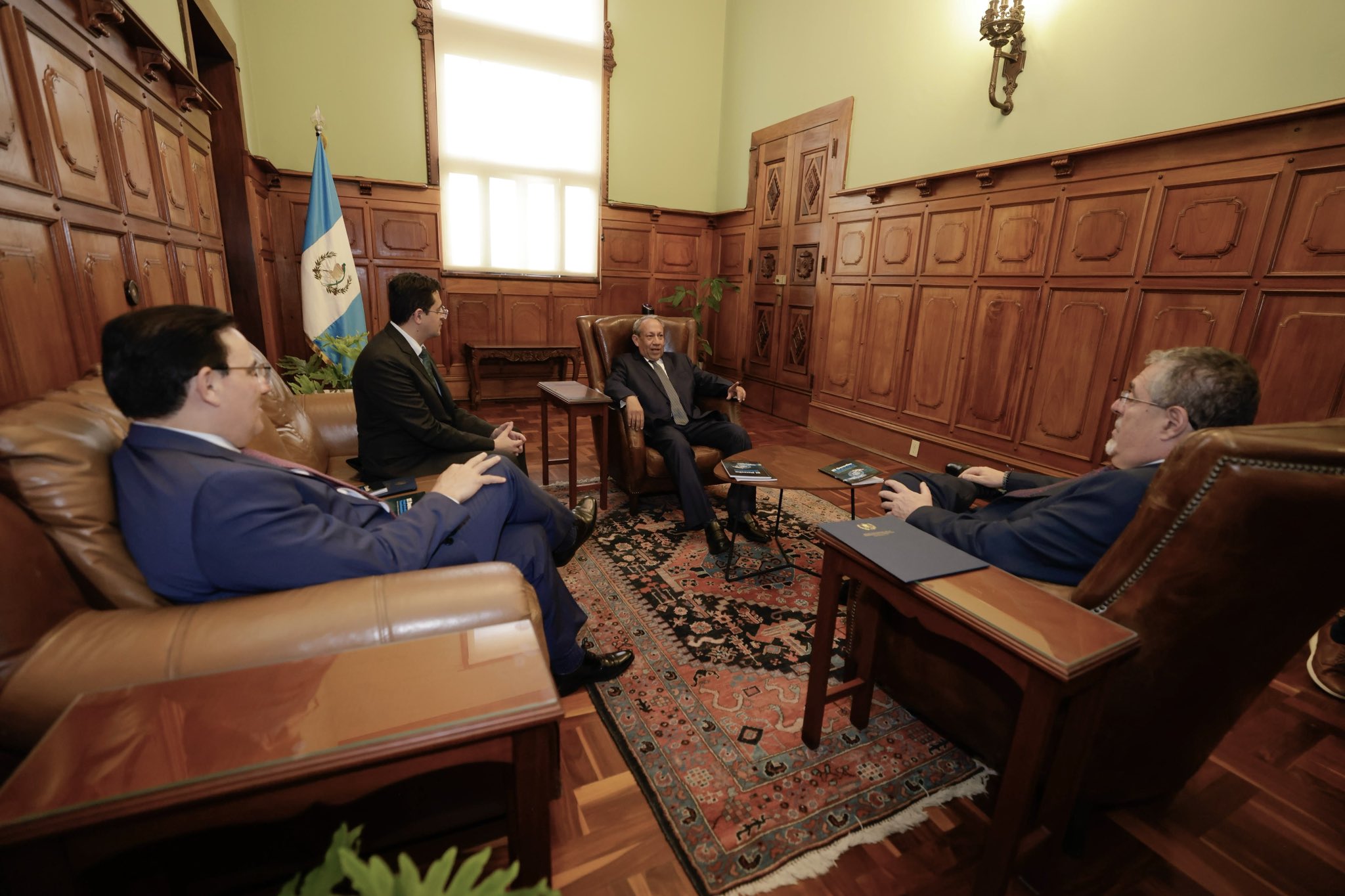 Presidente dialoga con dos aspirantes a fiscal general más en el segundo día de entrevistas