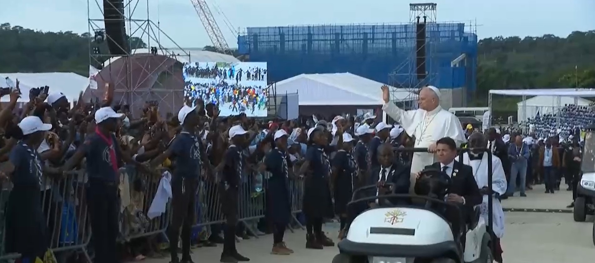 El Papa pide en Angola a la Iglesia que huya de los privilegios y no se aleje del pueblo