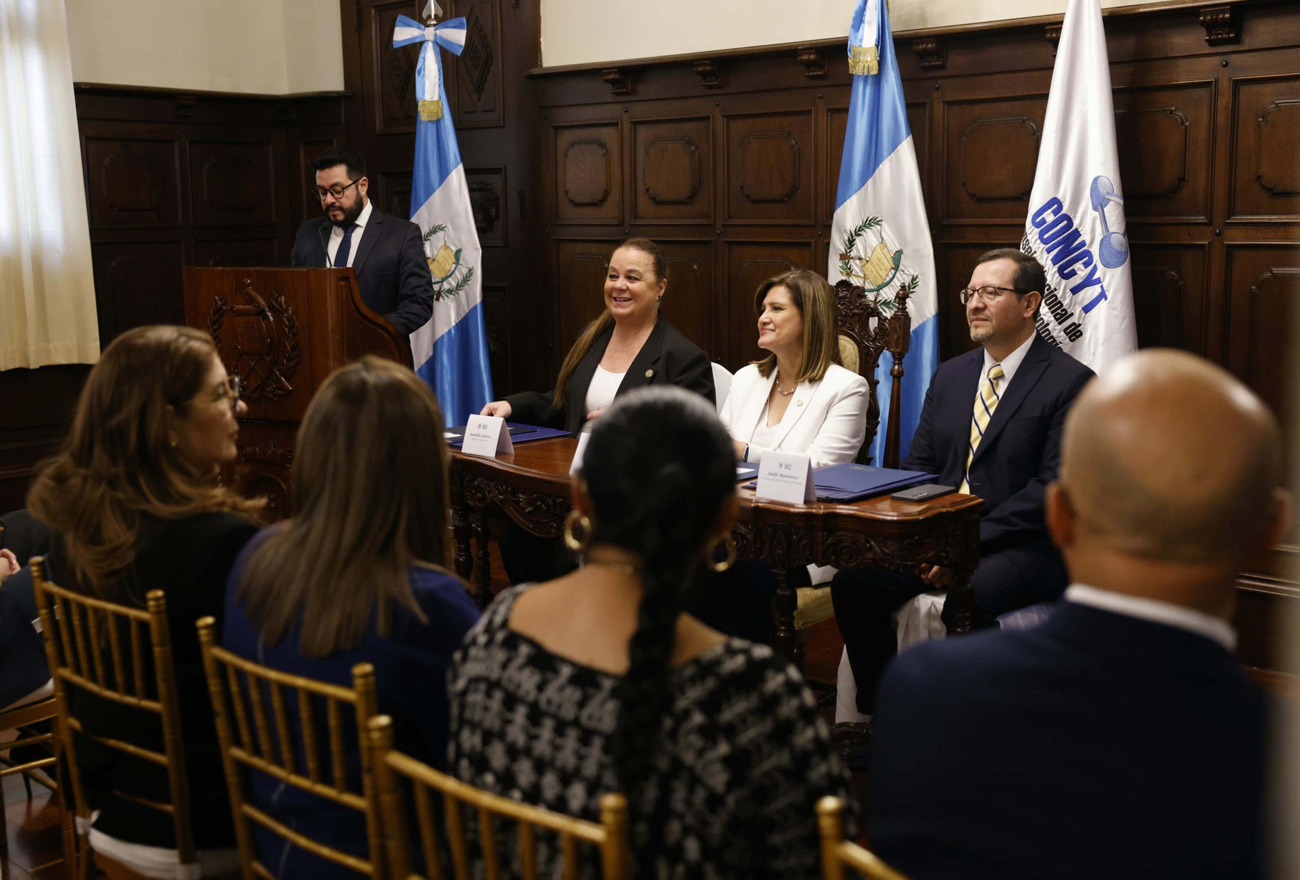 Mineduc y Senacyt buscan fomentar la educación científica en las aulas