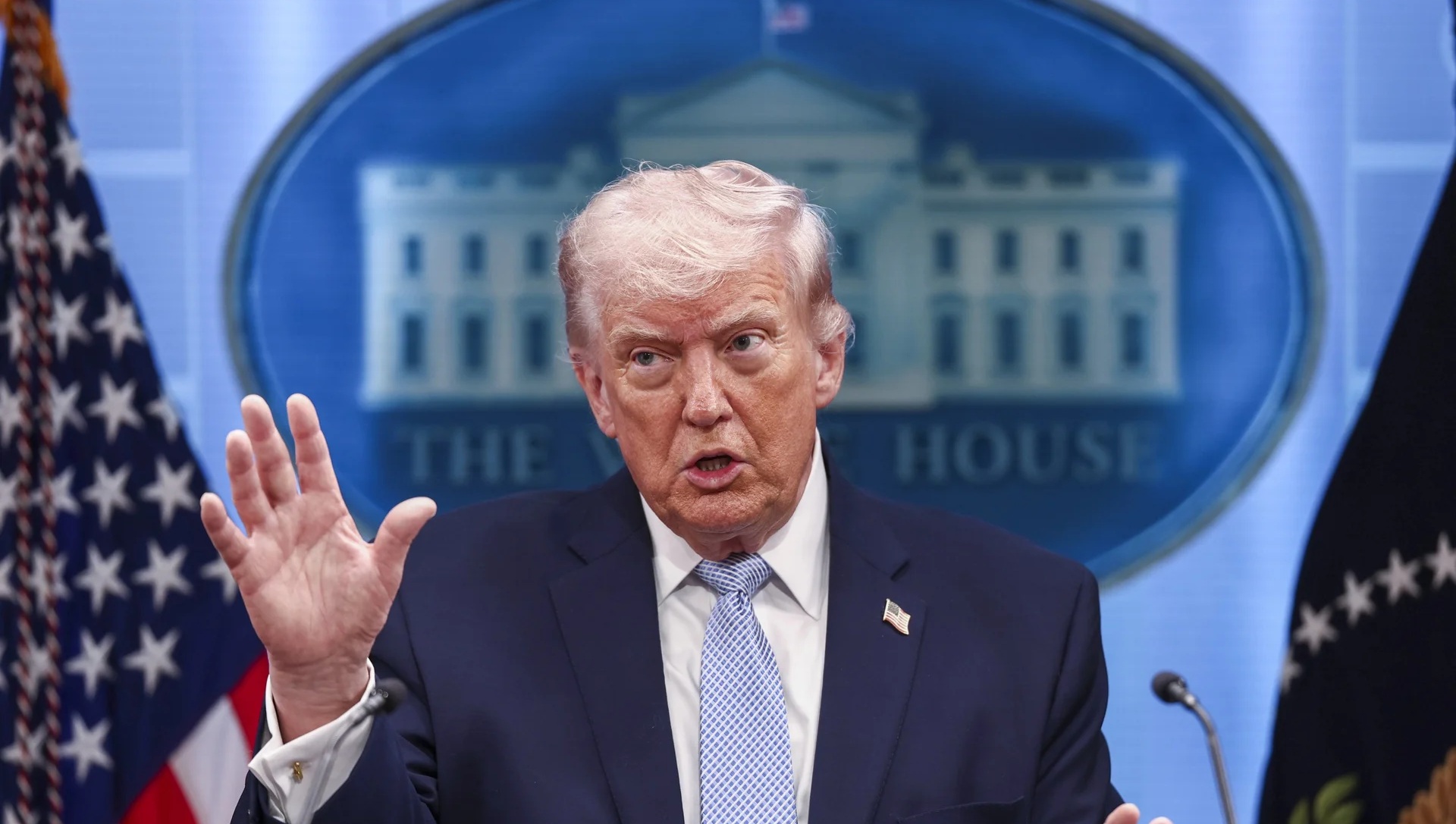 Trump amenaza con aranceles a quien venda armas a Irán y habla de un cambio de régimen