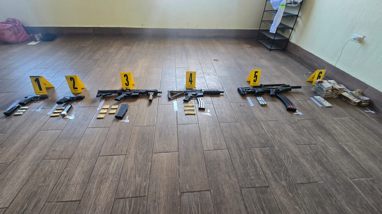PNC captura a hombre con armas ilegales y más de 184 mil quetzales en Escuintla