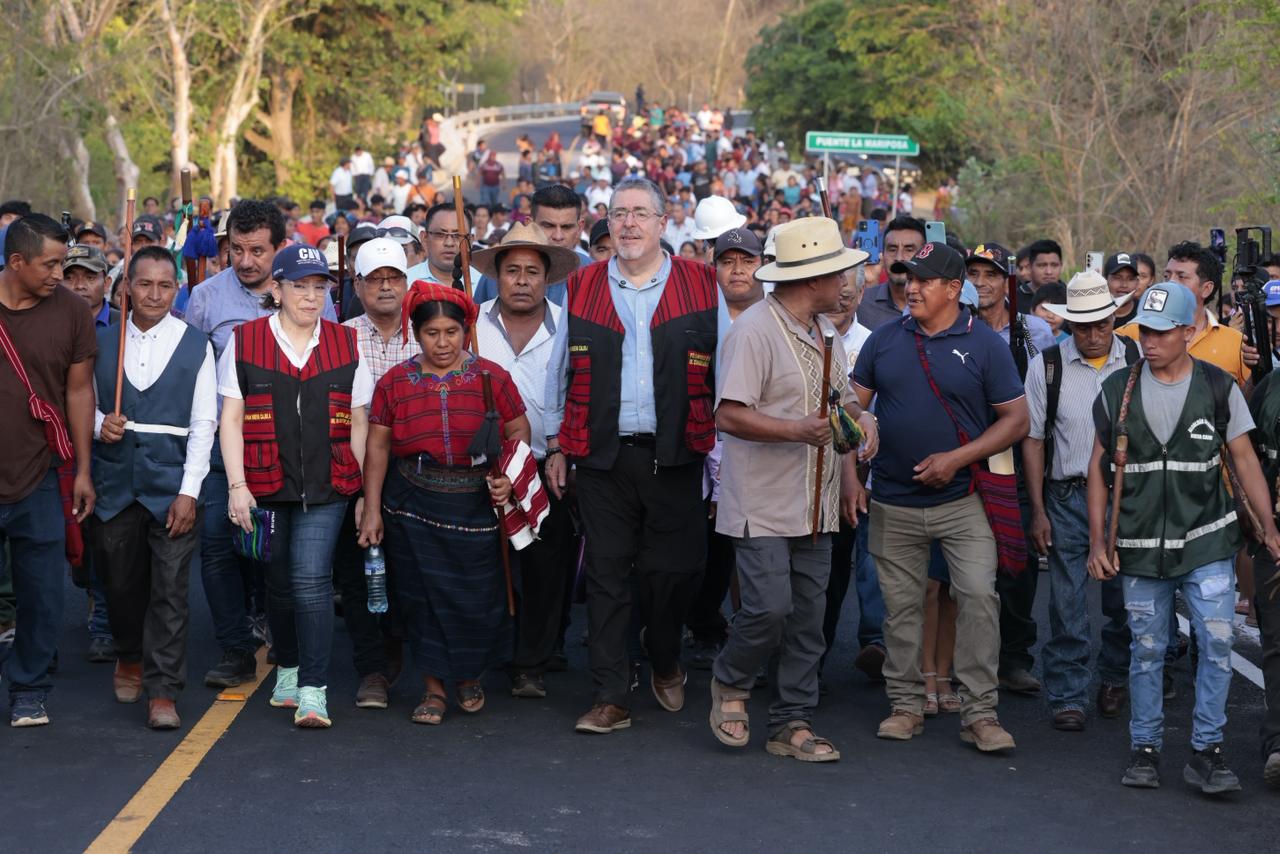 Presidente supervisa mejoramiento de carretera y tres puentes finalizados en Retalhuleu