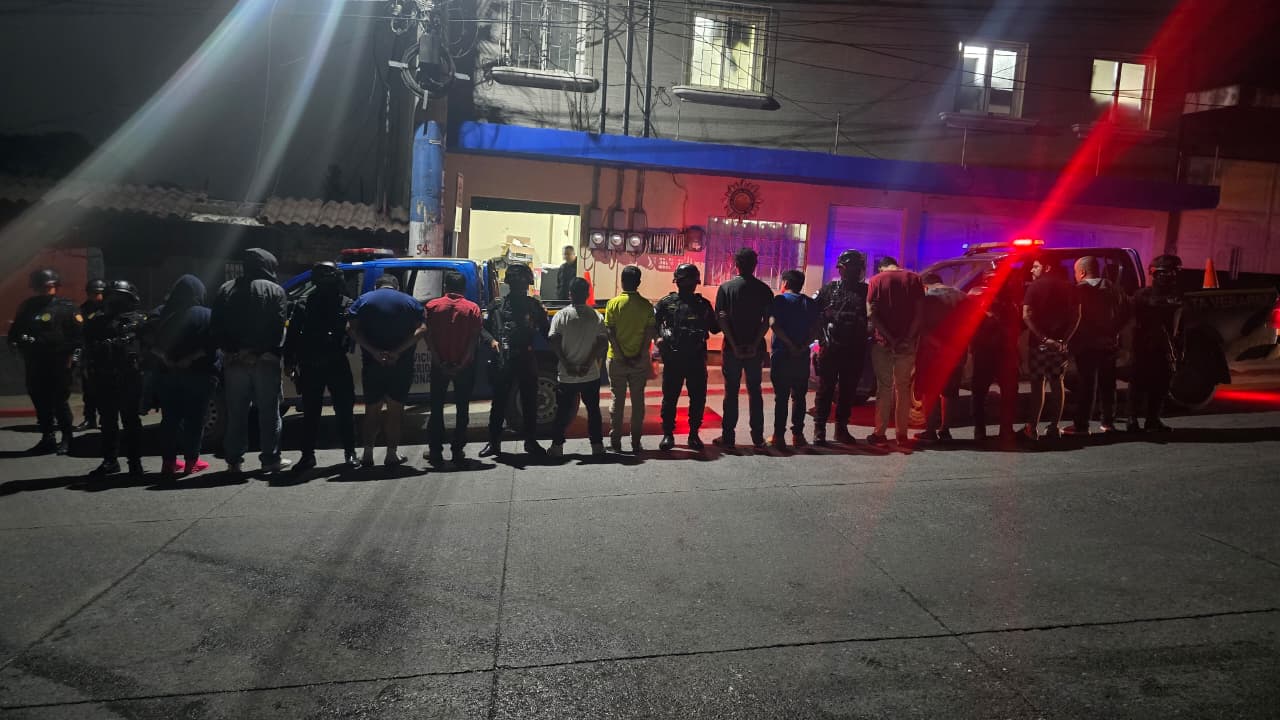 Capturan a 12 personas en allanamiento contra el narcomenudeo