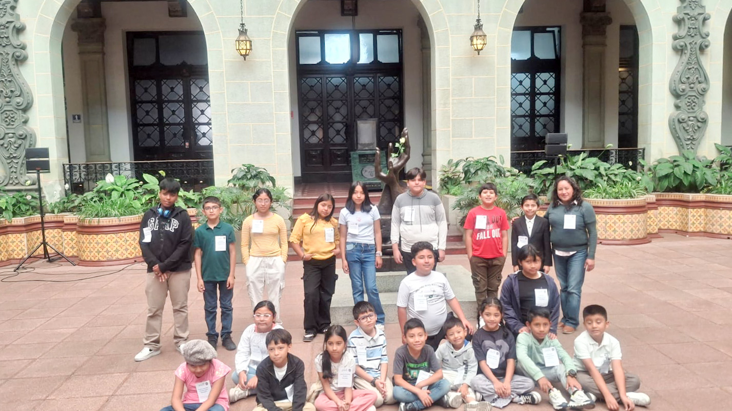 Club de Ciencias de Sacatepéquez visita el Palacio Nacional y fomenta vocaciones científicas en la niñez