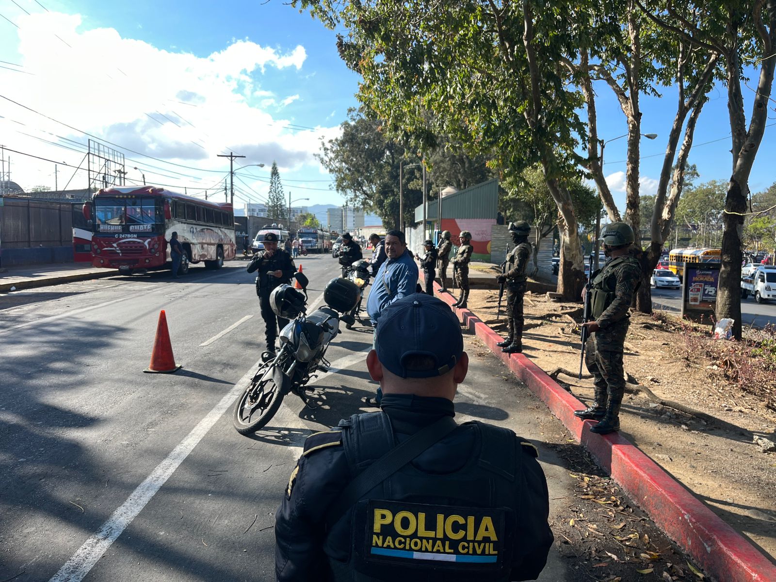 PNC despliega operativos de seguridad y registro en la zona 6