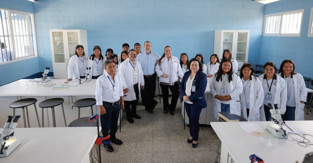 En fotos: Presidente conoce avances en materia de educación del INED en San Luis Jilotepeque, Jalapa
