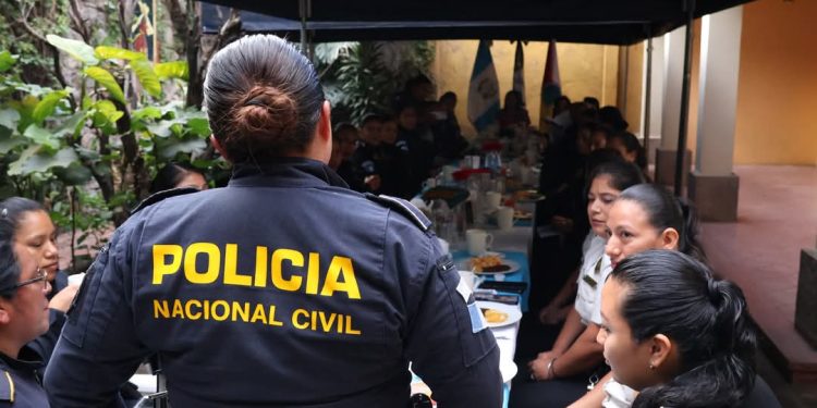 Datos reflejan desafíos en la participación de madres en el mercado laboral formal