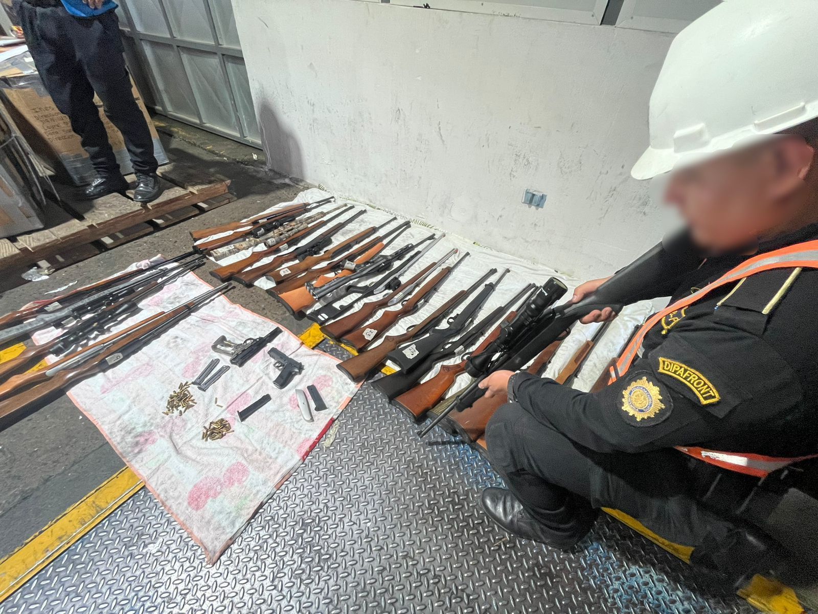 Localizan más armas en caja de encomiendas en portuaria Santo Tomás de Castilla