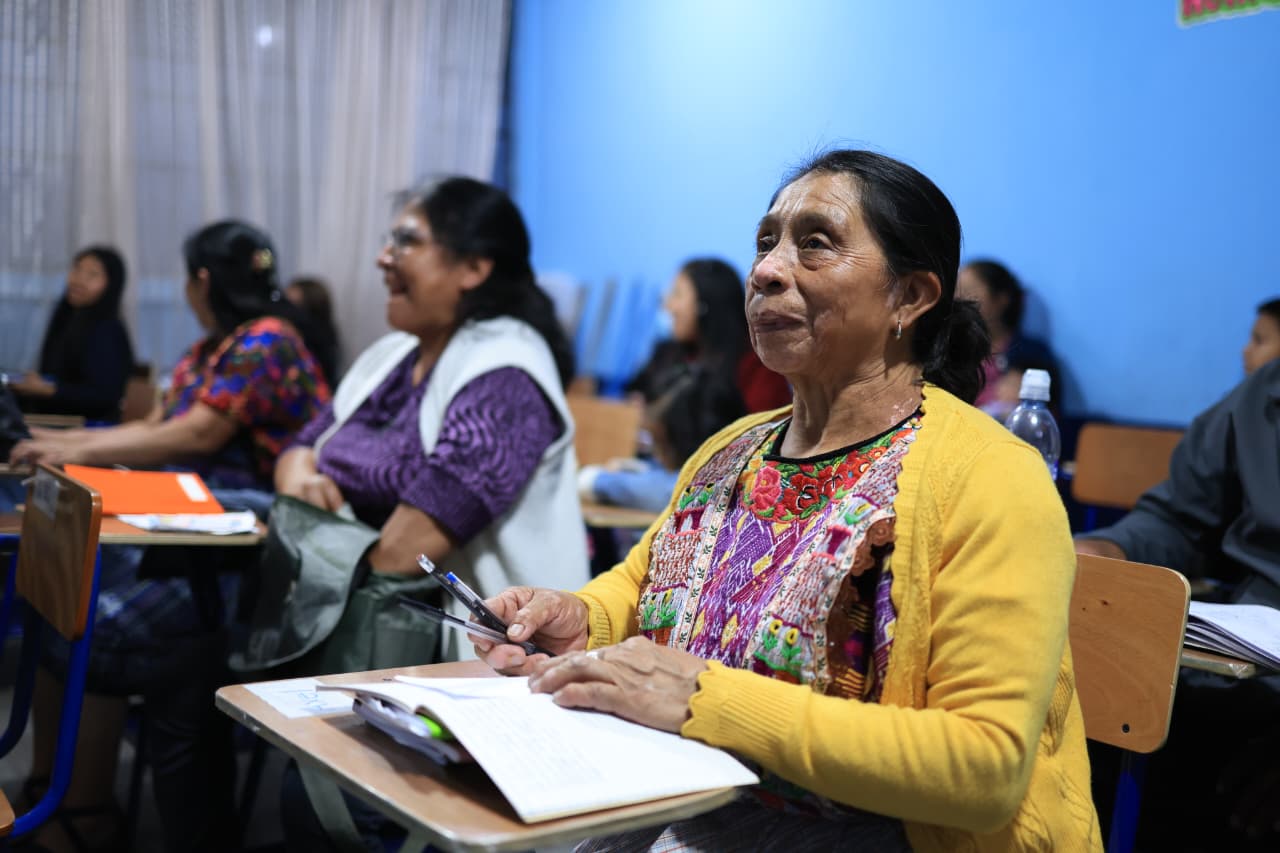 Autoridades de Educación visitan Escuela Nocturna en Quetzaltenango