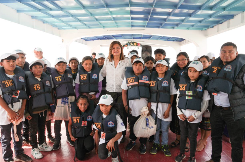 Presidenta en funciones visita la Escuela Flotante Atitlán con estudiantes que inspiran a la protección de los recursos naturales