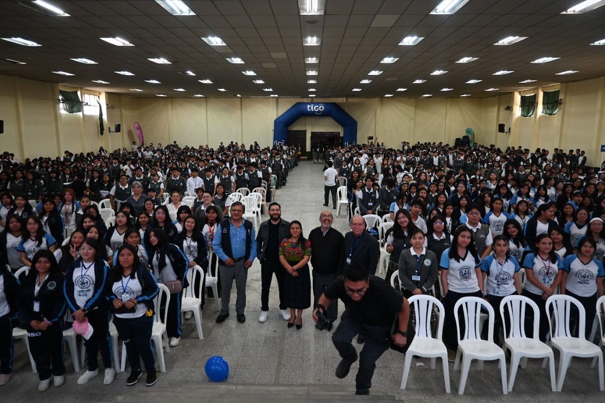 Estudiantes de Quetzaltenango participan en jornada sobre uso responsable de dispositivos móviles y redes sociales