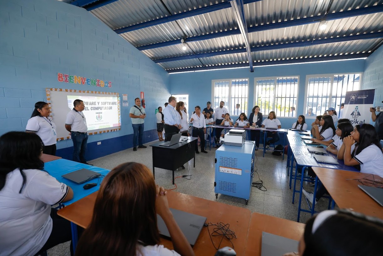 Ministerio de Educación avanza en la transformación digital con pasos firmes para cerrar las brechas que limitaron oportunidades